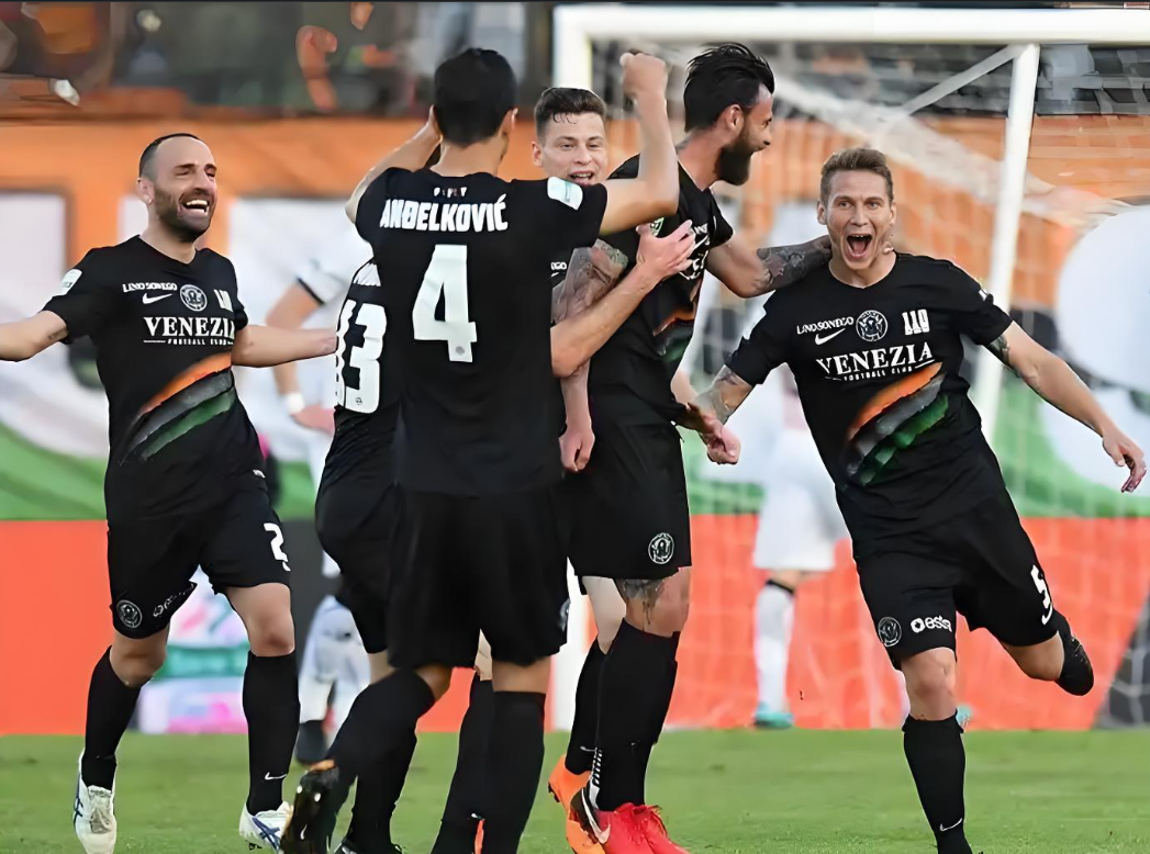 包含马德里竞技迎意甲关键赛，转会期单刀错失，气氛紧张，控场能力受关注的词条