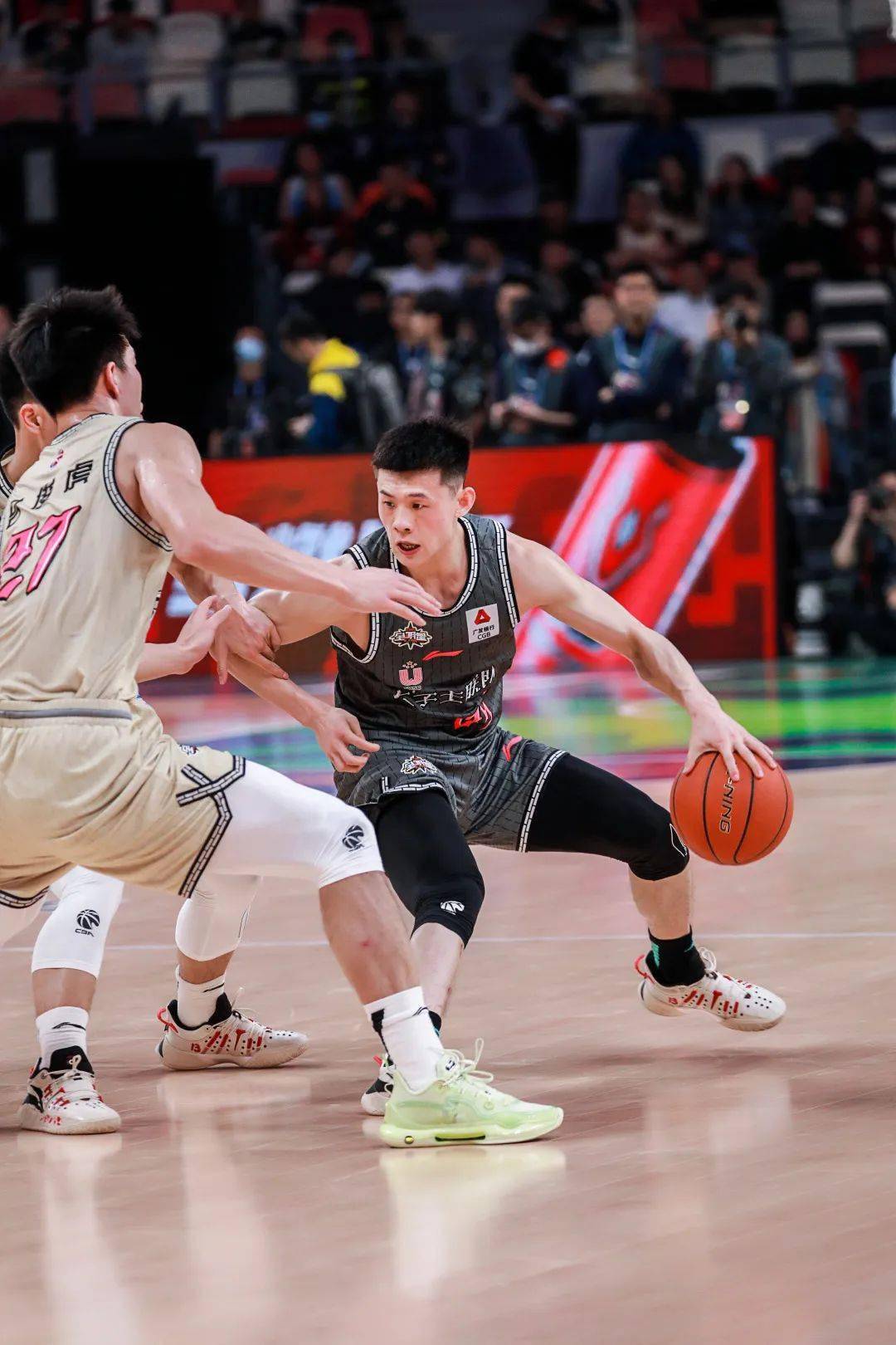 赛地聚焦——CBA季后赛国际比赛日热度飙升，巴塞罗那主帅复盘，管理层满意，身体对抗强度拉满