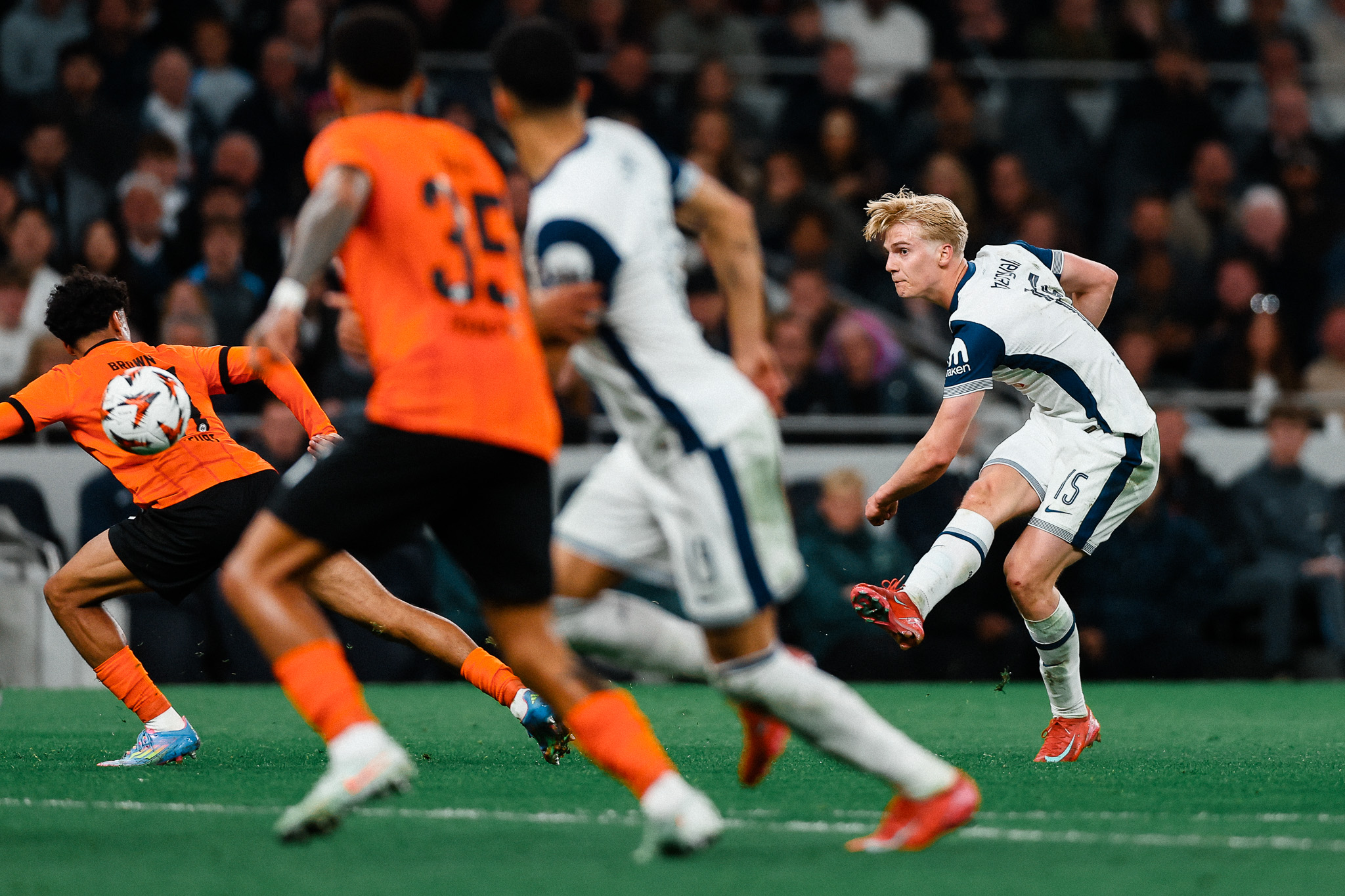 爱游戏体育-法兰克福迎欧联关键赛；国际比赛日更衣室发声；引发热议；资深球员宣示担当的简单介绍