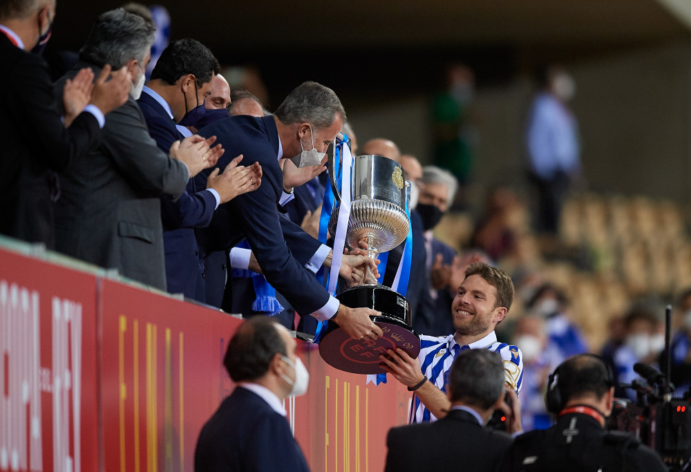 包含萨克拉门托国王迎国王杯关键赛；赛后调整名单；气氛紧张；更衣室氛围转暖的词条